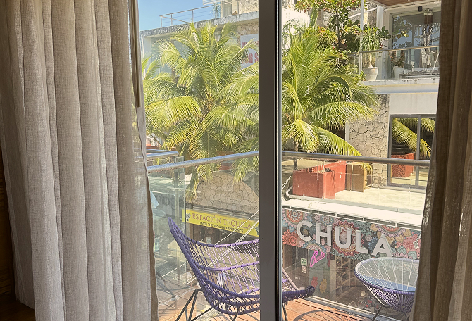 Deluxe Jacuzzi Suite 04